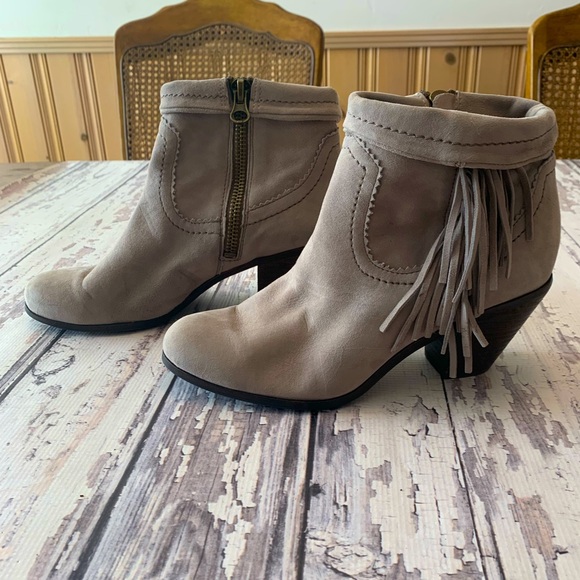 Sam Edelman Shoes - EUC Sam Edelman fringe suede Chelsea ankle boot